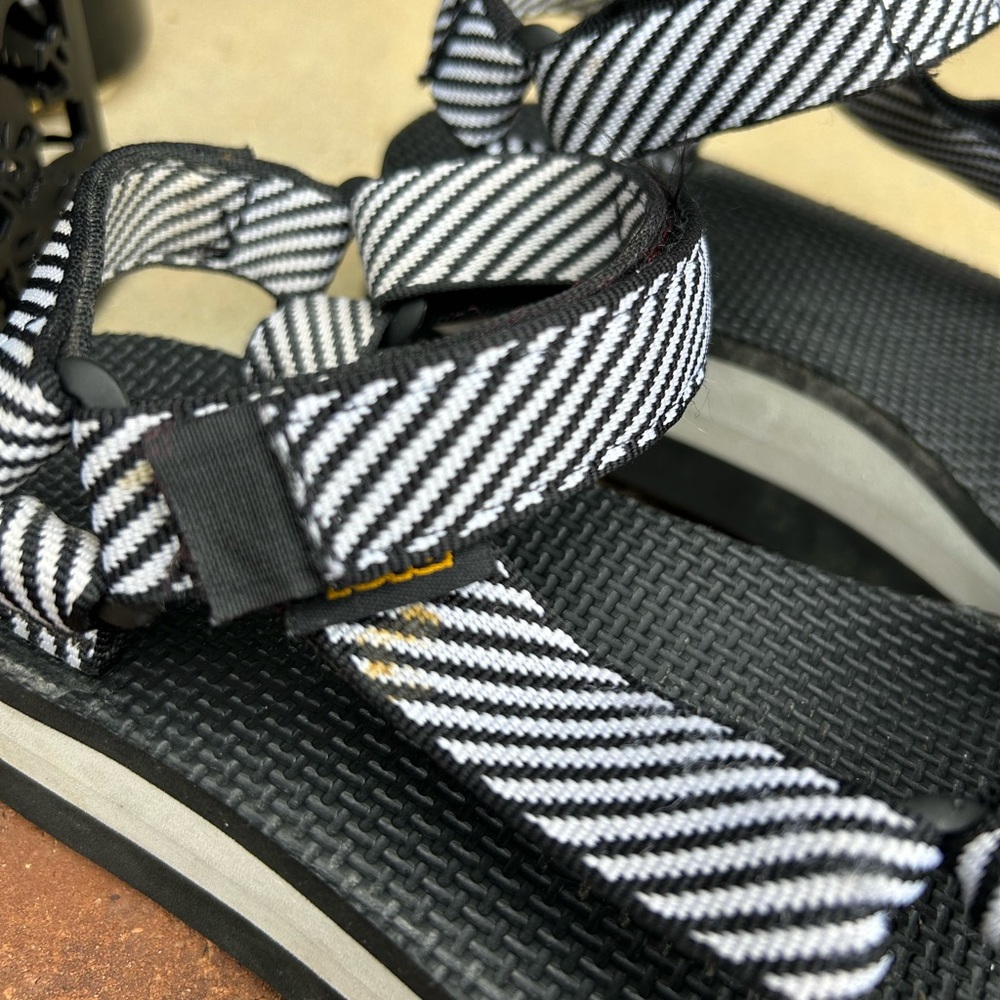 Teva women’s Black and White straps platform sandals - Picture 4 of 9
